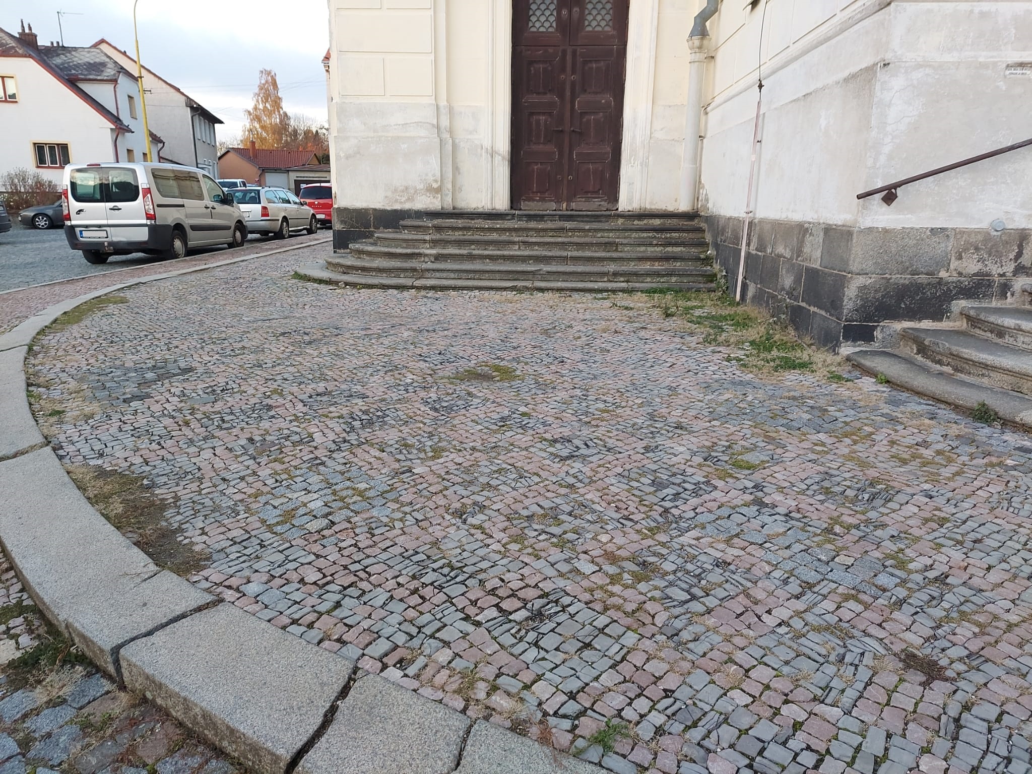 Chodník u kostela sv. Vojtěcha