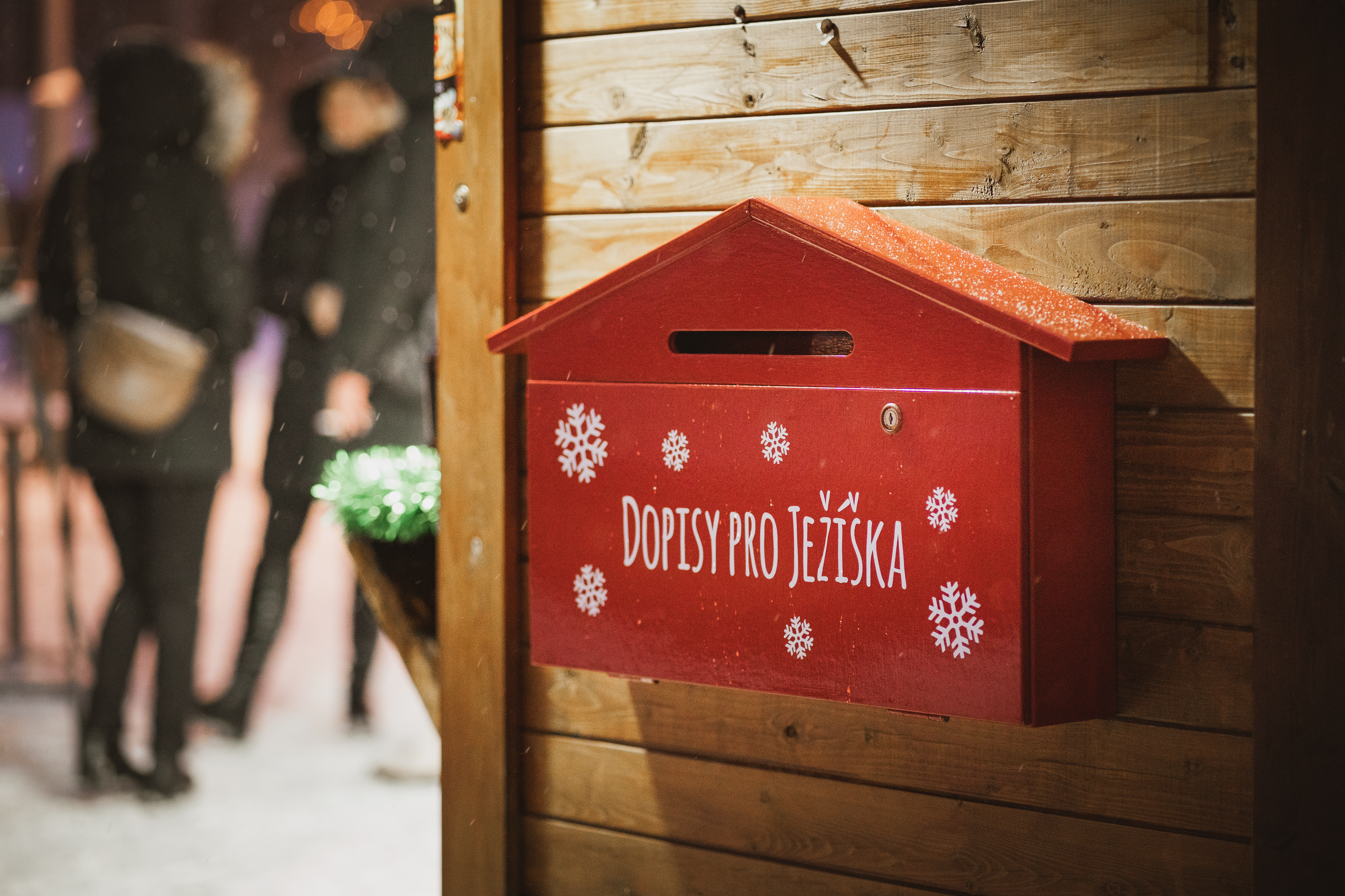 Schránka na dopisy pro Ježíška je na náměstí 17. listopadu.