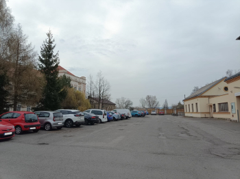 Nádvoří Msgre. Korejse na Březových Horách se dočká nového povrchu